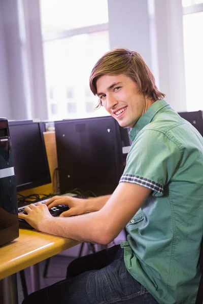 Student werkt aan computer in klas — Stockfoto