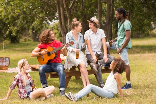 Amigos felices en el parque —  Fotos de Stock