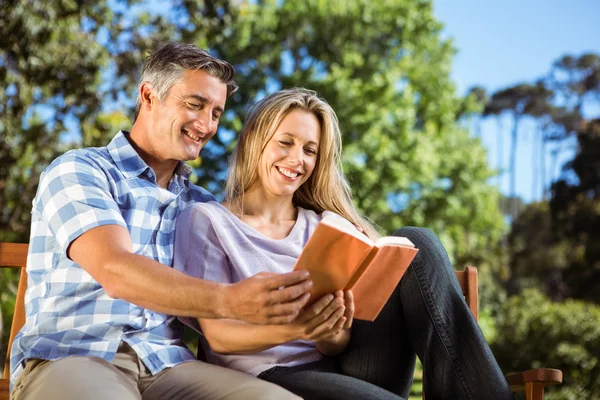 Pareja relajándose en el parque en el banco — Foto de Stock