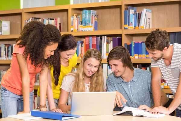 Studentów korzysta z laptopa w bibliotece — Zdjęcie stockowe