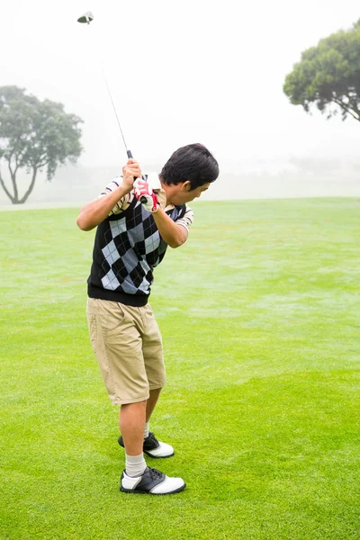 Golfer teeing off — Stock Photo, Image