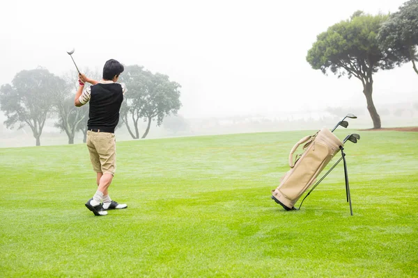 Golfer teeing off — Stock Photo, Image