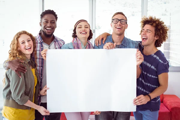 Estudiantes de moda sonriendo a la cámara juntos —  Fotos de Stock