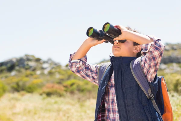 Küçük çocuk dağlarda hiking — Stok fotoğraf