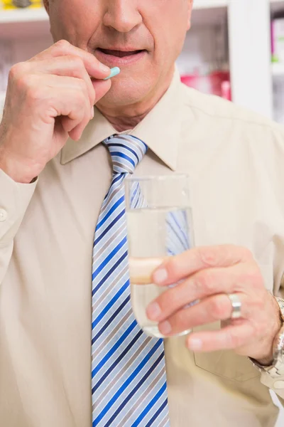 Patient âgé prenant une pilule — Photo