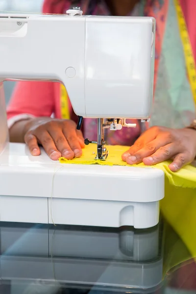 Fashion designer using sewing machine — Stock Photo, Image