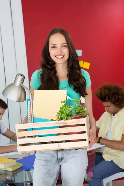 Mujer de negocios casual llevando sus pertenencias en caja — Foto de Stock