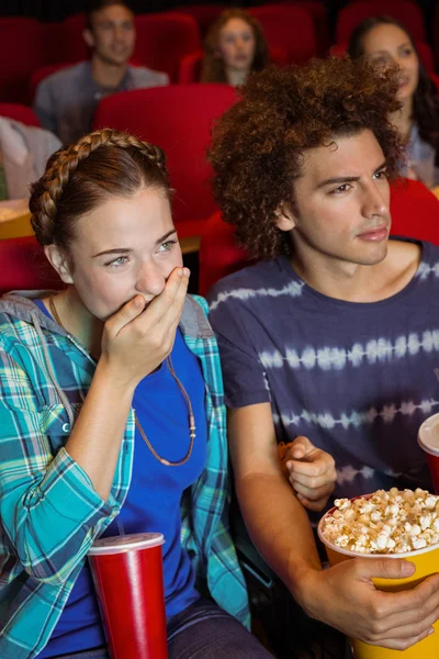 Fiatal pár egy filmet megnézni — Stock Fotó