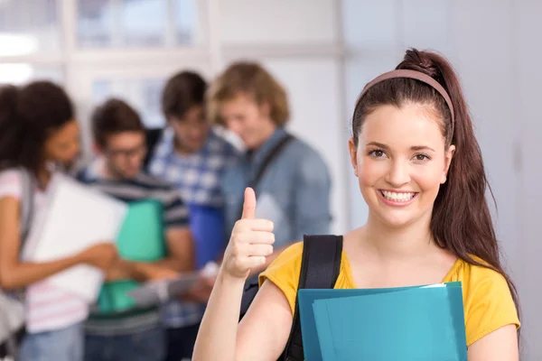 Studentessa gesturing pollice in su nel college — Foto Stock