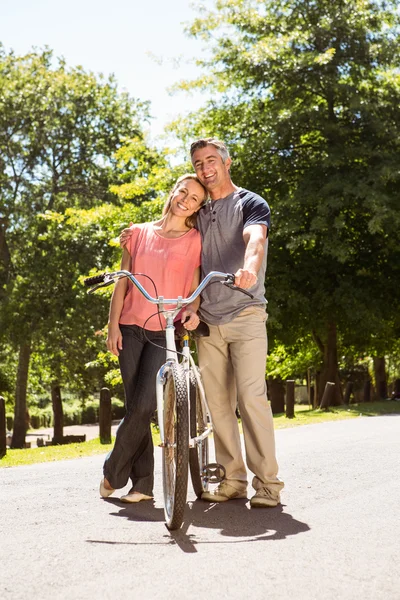 Ευτυχισμένο ζευγάρι για μια βόλτα με ποδήλατο — Φωτογραφία Αρχείου
