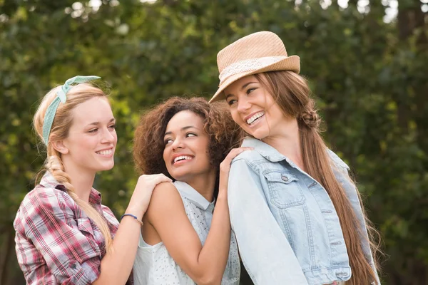 Glückliche Freunde im Park — Stockfoto