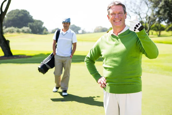 Amici del golf sorridenti alla macchina fotografica — Foto Stock