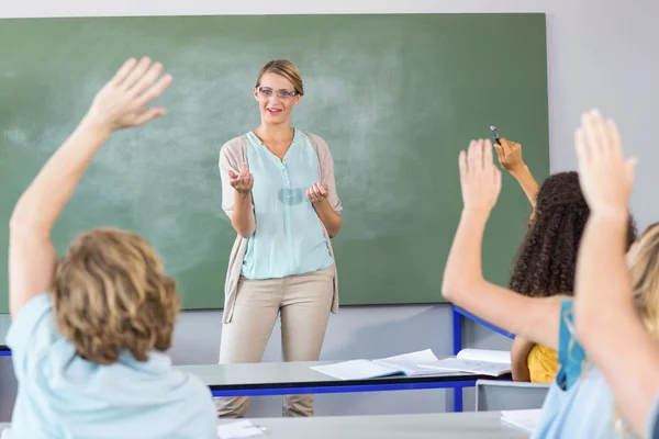 Profesores enseñando a estudiantes en clase — Foto de Stock