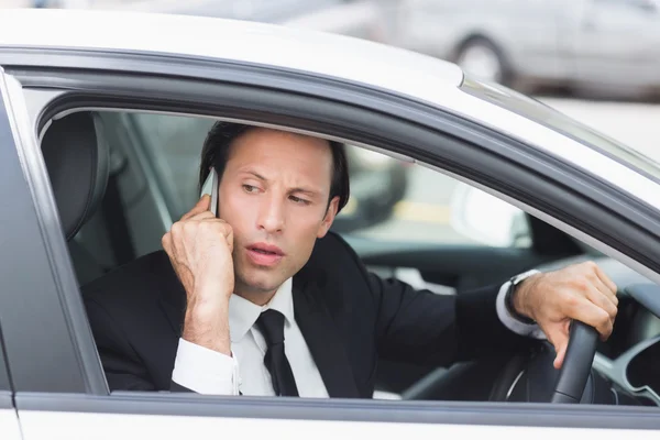 Hombre de negocios serio hablando por teléfono — Foto de Stock