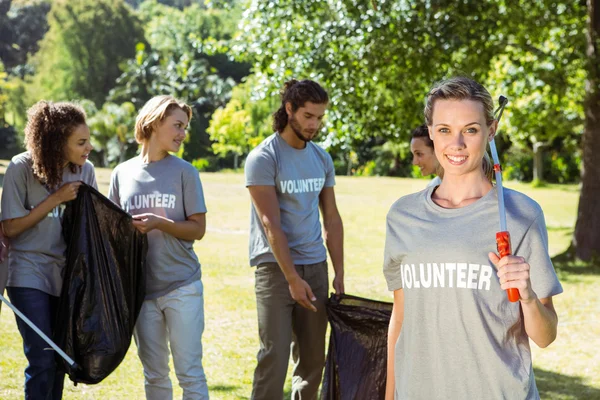 Team of volunteers picking up trash — Stock Photo, Image