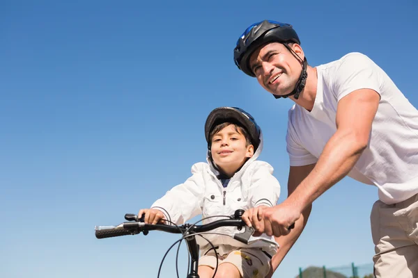 Vader en zoon op een fietstocht — Stockfoto