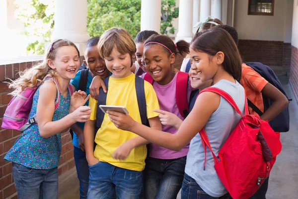 Étudiants mignons utilisant un téléphone mobile — Photo