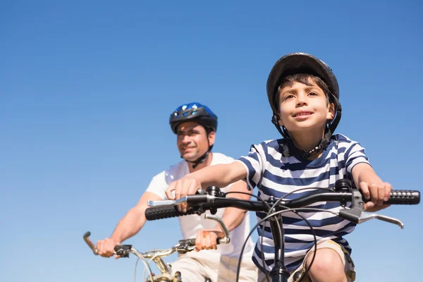 Pai e filho em um passeio de bicicleta — Fotografia de Stock