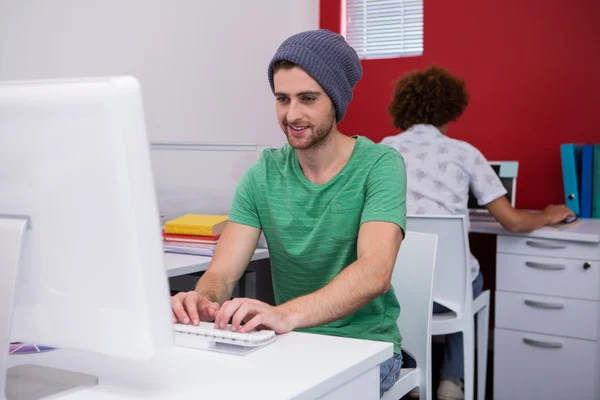Gelegenheitsunternehmer nutzt Computer im Büro — Stockfoto
