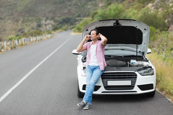 Mann nach Autopanne — Stockfoto