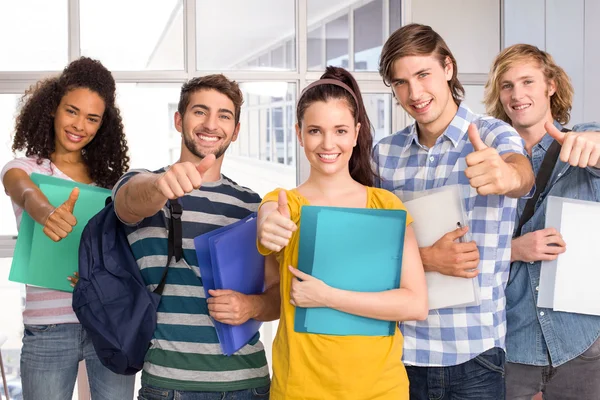 Estudiantes universitarios señalando pulgares hacia arriba —  Fotos de Stock