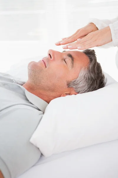 Paciente em terapia em consultório médico — Fotografia de Stock