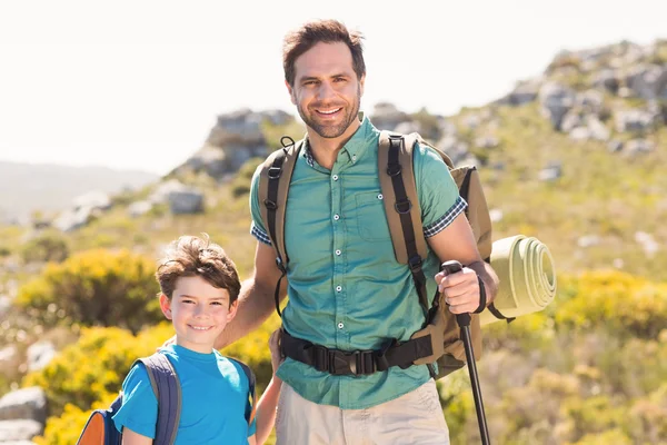 Padre e figlio escursionismo attraverso le montagne — Foto Stock