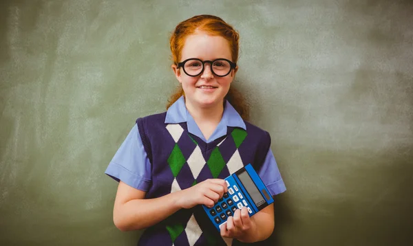 Портрет милой маленькой девочки с калькулятором — стоковое фото