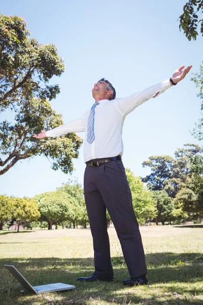 Geschäftsmann fühlt sich frei im Park — Stockfoto