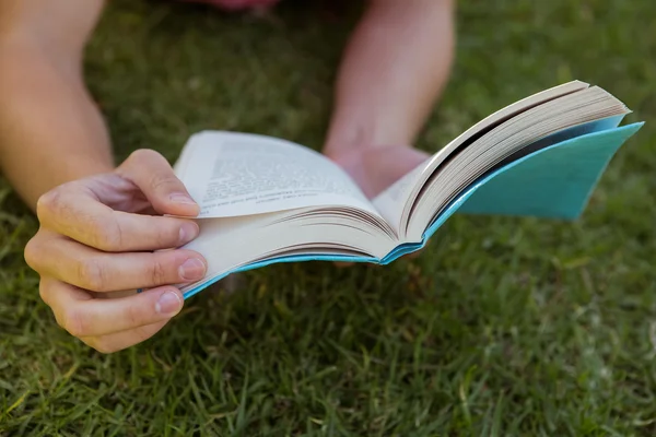 Mooie vrouw leesboek in park — Stockfoto