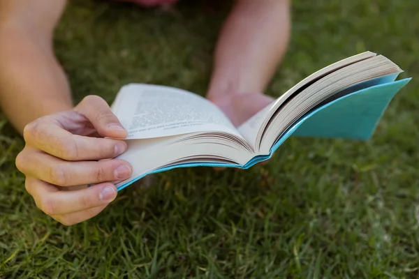 Mujer bonita leyendo libro en el parque — Foto de Stock