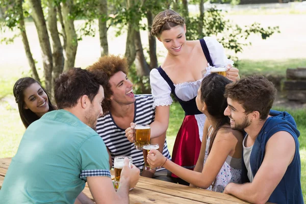 Hübsches Oktoberfest-Mädchen im Dienste von Freunden — Stockfoto