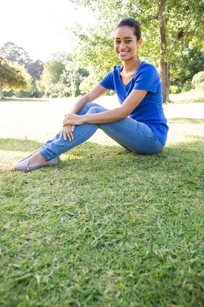 Mujer bonita en el parque —  Fotos de Stock