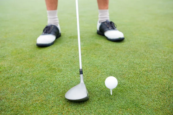 Golfer about to tee off — Stock Photo, Image