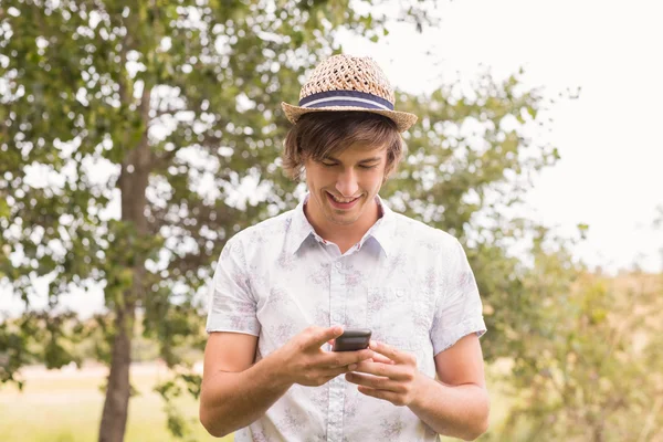 Gelukkig jonge man gebruikend smartphone — Stockfoto