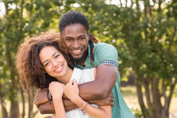 Bonito casal no parque — Fotografia de Stock