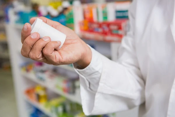 Farmacista in possesso e guardando la medicina — Foto Stock