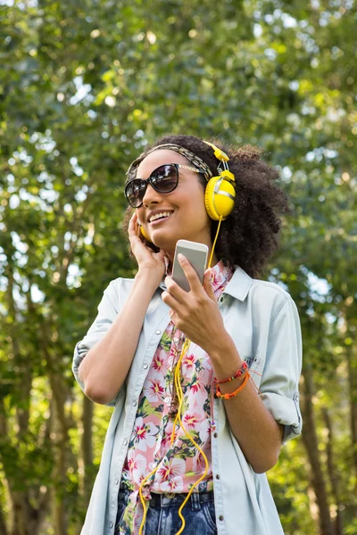 Όμορφη hipster χρησιμοποιώντας smartphone — Φωτογραφία Αρχείου