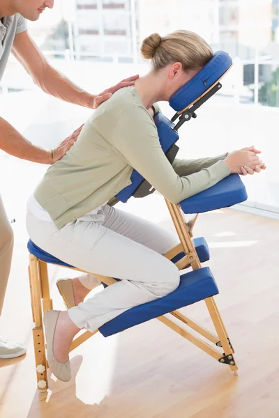 Vrouw met rugmassage — Stockfoto