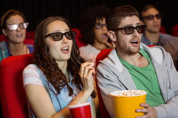 Jeunes amis regardant un film 3D — Photo