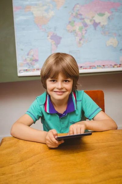 Маленький мальчик, использующий цифровой планшет в классе — стоковое фото