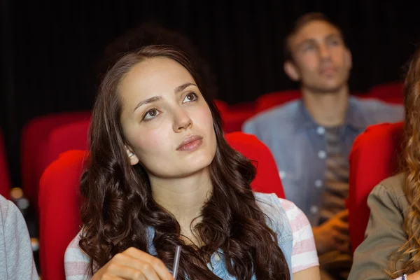 Jonge vrienden kijken naar een film — Stockfoto