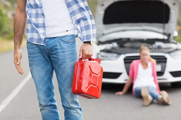 Couple after a car breakdown — Stock Photo, Image