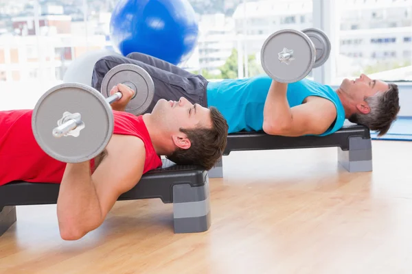 Men lifting barbell — Stock Photo, Image