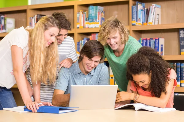 Estudantes universitários usando laptop na biblioteca — Fotografia de Stock