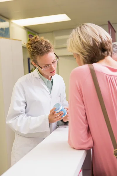 Farmaceuta i jej klienta mówić o leki — Zdjęcie stockowe