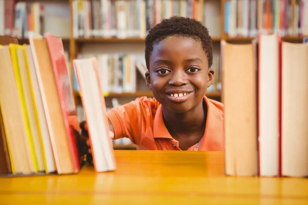 Porträt eines süßen Jungen in der Bibliothek — Stockfoto