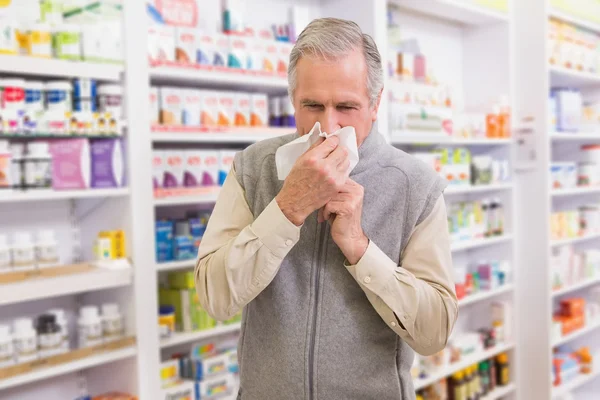 Kranker Kunde niest auf Gewebe — Stockfoto