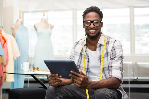 Diseñador de moda masculino seguro con tableta digital — Foto de Stock