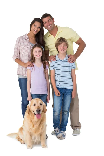 Ευτυχισμένη οικογένεια στέκεται με σκύλο — Φωτογραφία Αρχείου